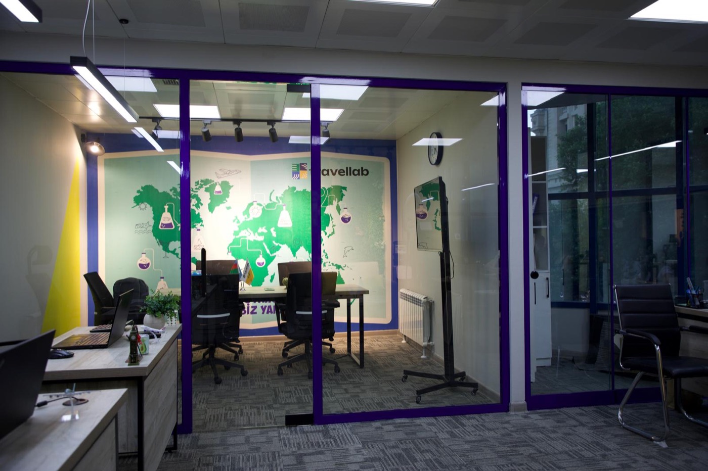 Travellab ofisi — iş sahəsi