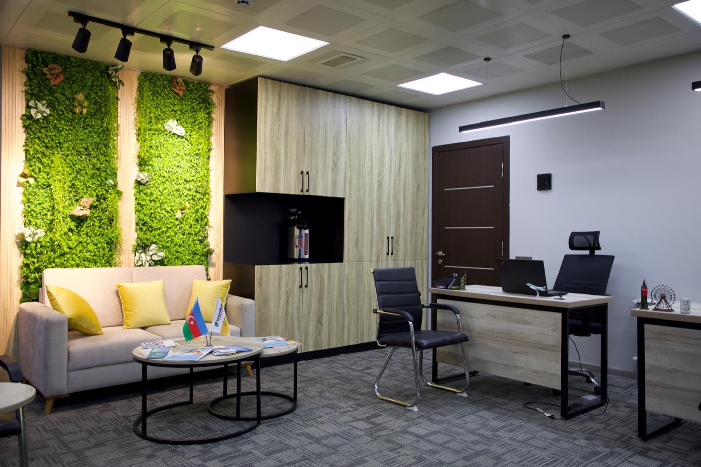 Travellab ofisində qonaq gözləmə zonası